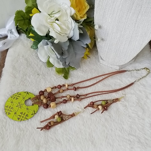 NWT Suede and wood bead necklace set - Picture 4 of 4